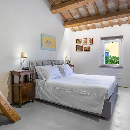 ゲストハウス La Donnella - Residenza Di Campagna 3*